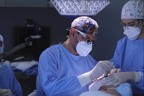 Operando-en-Quirófano-Dr-Juan-Couto-Trasplantes-Capilares-FUE-en-FUExpert-Clinic-Mejor-Clínica-Capilar-en-Madrid-España-6