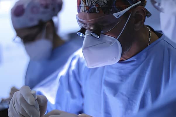 Operando-en-Quirófano-Dr-Juan-Couto-Trasplantes-Capilares-FUE-en-FUExpert-Clinic-Mejor-Clínica-Capilar-en-Madrid-España