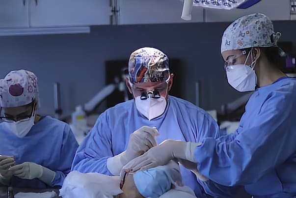 Pasión y dedicación absoluta por el Trasplante Capilar - Dr Juan Couto operando en FUExpert Clinic